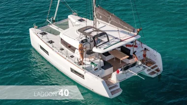Catamarano Lagoon 40, un catamarano bianco, elegante e moderno. A bordo, persone godono della loro giornata di sole, tra i movimenti leggeri delle vele e i suoni rilassanti dell'acqua.